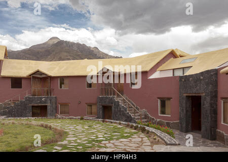 CHIVAY, AREQUIPA, PERU - 25. November 2015: Ein traditionsreiches Vintage Hotel in Chivay, Arequipa Peru mit Wolken. Stockfoto