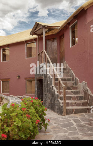 CHIVAY, AREQUIPA, PERU - 25. November 2015: Ein traditionsreiches Vintage Hotel in Chivay, Arequipa Peru mit Wolken. Stockfoto