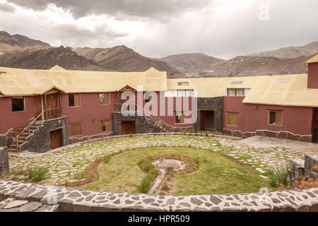 CHIVAY, AREQUIPA, PERU - 25. November 2015: Blick eines traditionellen Vintage Hotels in Chivay, Arequipa Peru mit Wolken. Stockfoto