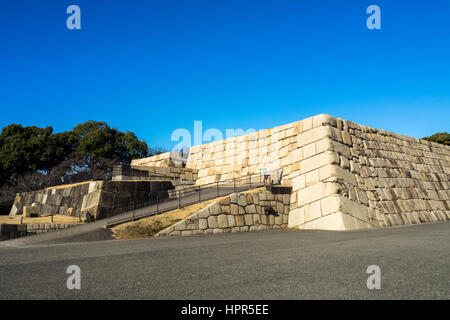 Granitstein bildet die Grundstein des Schlosses Edo Turm in die Ost-Gärten der Kaiserpalast von Tokio Gründe. Stockfoto