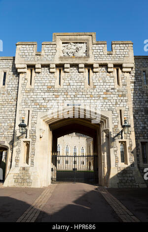 Sankt-Georgs Gateway / Gatter in Windsor Castle. Windsor, Berkshire. VEREINIGTES KÖNIGREICH. An einem sonnigen Tag mit Sonne und blauer Himmel / Himmel. Stockfoto