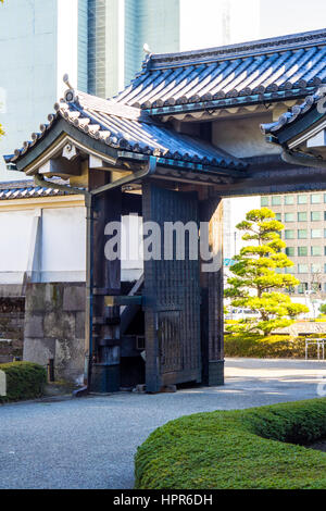 Reich verzierte Tor bietet Eingang in den Hof des größeren Haupttor Hirakawa-Mo auf die Edo-Burg, jetzt den Kaiserpalast von Tokio. Stockfoto