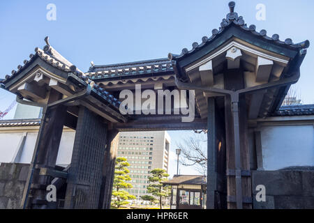 Reich verzierte Tor bietet Eingang in den Hof des größeren Haupttor Hirakawa-Mo auf die Edo-Burg, jetzt den Kaiserpalast von Tokio. Stockfoto