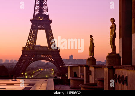 Blick auf den Eiffelturm im Morgengrauen aus dem Palais Chaillot am Trocadero. Die Ecole Militaire und Champs de Mars sind im Hintergrund. Paris, Frankreich. Stockfoto