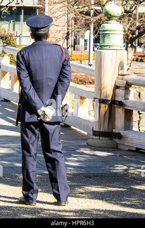 Rückseite des Sentry Wache stehen am Rand des Takebashi Brücke außerhalb der Hirakawa-Mon Tor der Burg Edo, jetzt Kaiserpalast von Tokio. Stockfoto