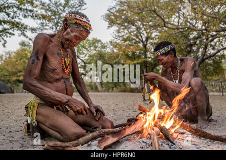 Zwei ältesten des Stammes San immer bereit für einen traditionellen Tanz um das Feuer herum. Stockfoto