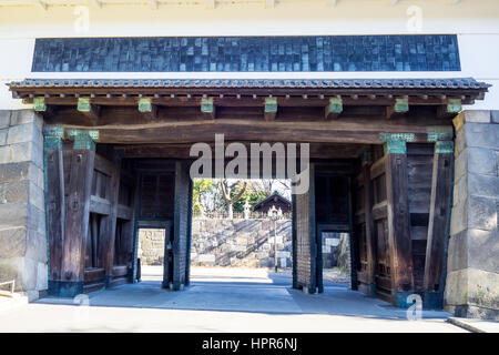 Das größere innere Yagura-Mon Stil Tor der Tayasu Tor Einfahrt zum Kitanomaru-Park, Tokyo Japan. Stockfoto