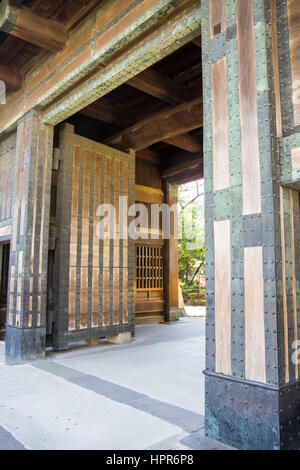 Das größere innere Yagura-Mon Stil Tor der Tayasu Tor Einfahrt zum Kitanomaru-Park, Tokyo Japan. Stockfoto