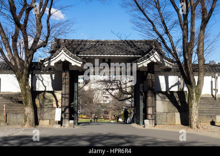 Das Korai-Mon Stil Tor der Tayasu Tor Einfahrt zum Kitanomaru-Park, Tokyo Japan. Stockfoto