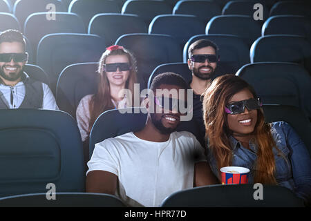 Ganz in diesem Film. Schuss ein glückliches junges Paar ein Datum im Filmtheater lächelnd, fröhlich mit 3D Brille genießen Stockfoto