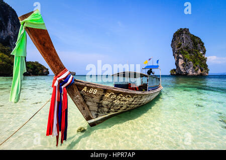 Koh Poda in Thailand ist eine der am meisten scienic Inseln in Krabi in Thailand. Es kann von Ao Nang oder Railey Beach im Longtail Boot erreichen werden. Stockfoto