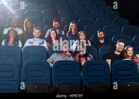 Bombe Film heraus. Schuss von einem Kinosaal voller Menschen, die einen Film Stockfoto