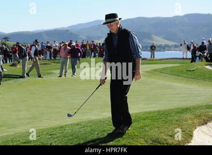 Schauspieler und Komiker Bill Murray mit einem passenden schwarzen Hut und Pullover Weste in Aktion während der AT&T Pebble Beach National pro-am-Golf-Turnier 9. Februar 2011 in Monterey, Kalifornien. Stockfoto