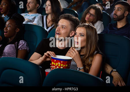 Ihr Atem junge Liebespaar suchen schockiert, als sie einen Film an die lokalen Kino zusammen gerade verloren Stockfoto