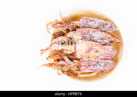 Getrockneten Tintenfisch in hölzerne Schale auf weißem Hintergrund. Stockfoto