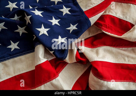 Ein Vintage amerikanische Flagge mit gestickten Sternen und genähte Streifen Stockfoto