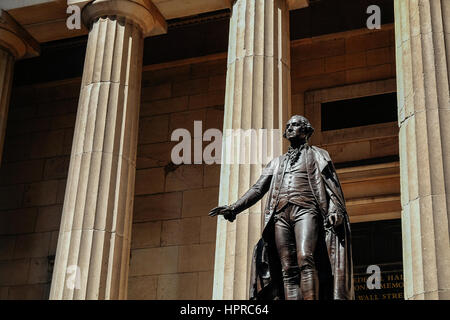 Eine Statue von George Washington in New York Citys Finical Bezirk Stockfoto