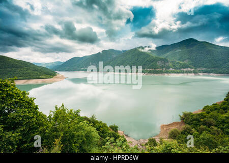 Zhinvali Stausee In Georgien, Dusheti Gemeinde Mtiuleti Region am Fluss Aragvi. Es verfügt über eines der größten Wasserkraftwerke In Georg Stockfoto