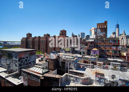 NEW YORK CITY - 25. September 2016: Mit Blick auf Dächer gemalt mit einer Menge von Graffiti an den Gebäuden in der Nähe von Manhattan Bridge Stockfoto