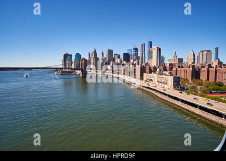 NEW YORK CITY - 25 SEPTEMBER: FDR Drive entlang East River mit der Skyline von Downtown Manhattan und Brooklyn Bridge im Hintergrund