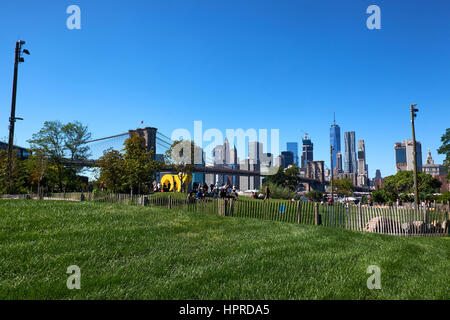 NEW YORK CITY - 25. September 2016: Main Street Park mit Manhattan Skyline im Hintergrund Stockfoto