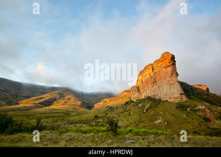 Brandwag Buttress ist eine bekannte Sehenswürdigkeit von Golden Gate Highlands National Park, Südafrika. Stockfoto