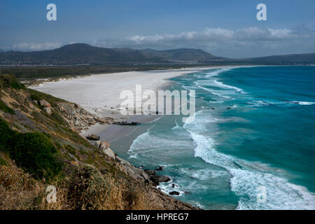 Blick entlang der atlantischen Küste in Richtung Camps Bay und Lions Head, Chapmans Peak Drive Road, Cape Town, Südafrika Stockfoto