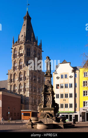 Europa, Deutschland, Köln, Jan-von-Werth-Brunnen auf dem alten Markt und der Turm des Rathauses. Stockfoto