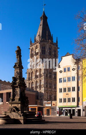 Europa, Deutschland, Köln, Jan-von-Werth-Brunnen auf dem alten Markt und der Turm des Rathauses. Stockfoto