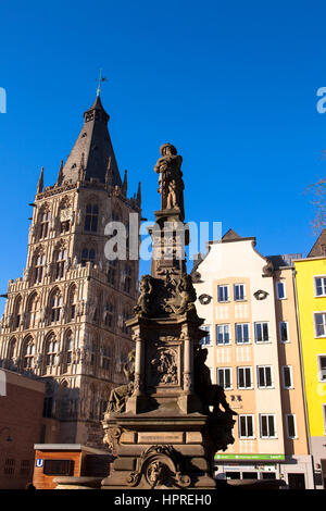 Europa, Deutschland, Köln, Jan-von-Werth-Brunnen auf dem alten Markt und der Turm des Rathauses. Stockfoto