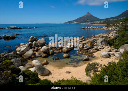 Blick entlang der atlantischen Küste in Richtung Camps Bay und Lions Head, Chapmans Peak Drive Road, Cape Town, Südafrika Stockfoto