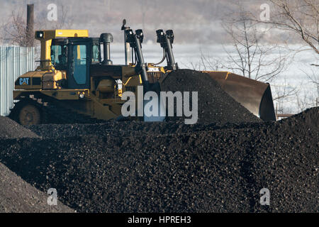 Kohle wird gespeichert und übertragen von der Schiene zum Fluss Lastkähne bei Hendricks Fluss Logistics in Sandusky, Iowa. Stockfoto