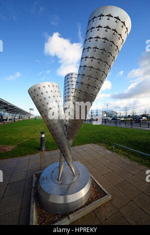 Skulptur am Flughafen London Southend mit neuen Terminal, Bahnhof und Infrastruktur. Ursprünglich RFC RAF Rochford Flugzeuge in der Skulptur Stockfoto