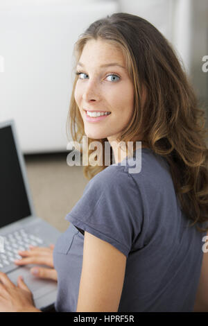 Closeup Portrait eine glückliche junge Frau auf laptop Stockfoto