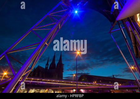 Deutschland, Köln, Blick vom Theater Musical Dome am quadratischen Breslauer Platz zum Dom und Hauptbahnhof. Stockfoto