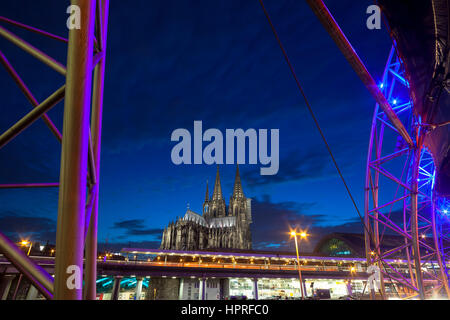 Deutschland, Köln, Blick vom Theater Musical Dome am quadratischen Breslauer Platz zum Dom und Hauptbahnhof. Stockfoto