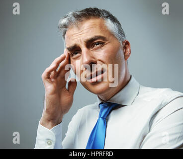 Portrait Mann mittleren Alters leiden unter Kopfschmerzen Stockfoto