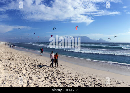 Kitesurfen in Kapstadt. Der Tafelberg ist im Hintergrund. Stockfoto