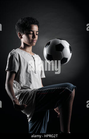 Porträt des jungen Palying mit einer soccerball Stockfoto