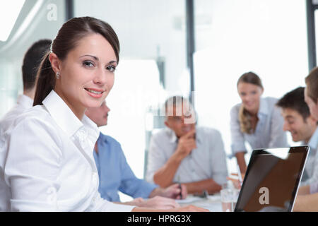 Porträt von eine hübsche Geschäftsfrau lächelnd während eines Meetings Stockfoto