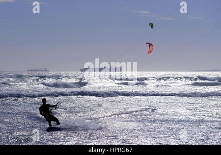 Kitesurfen in Kapstadt. Der Tafelberg ist im Hintergrund. Stockfoto