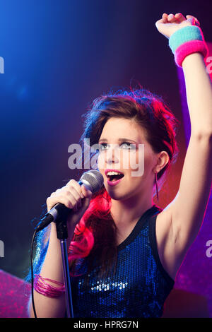 Junge schöne pop-Star mit Hand auf der Bühne. Stockfoto