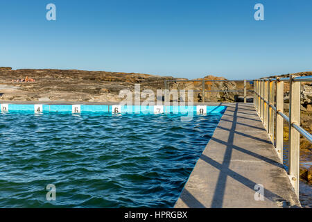 Ozeanbecken mit Spur Nummerierungen in Freshwater Beach, Sydney, Australien Stockfoto