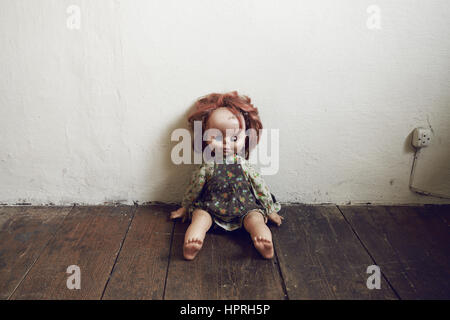 Gruselige Vintage Puppe auf Holzboden Stockfoto