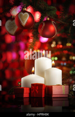 Weihnachtskerzen unter dem Baum Weihnachten Stockfoto