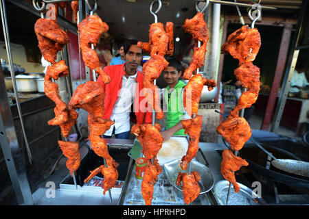 Chicken Tandoori Vorbereitungen vor einem Restaurant in der Aminabad Marktbereich in Lucknow, Indien. Stockfoto