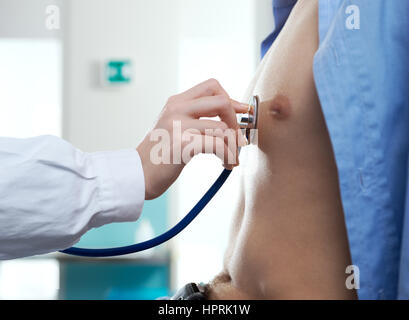 Arzt hört das Herz des Patienten Stockfoto