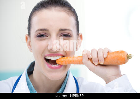 Ein Porträt von fröhlichen medizinisches Fachpersonal zur Förderung gesunder Ernährung Stockfoto