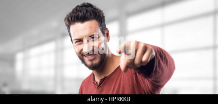 Junge Mann zeigte in die Kamera Lächeln, will ich dass Ihr Konzept Stockfoto