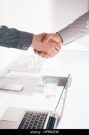 Geschäftsleute, die mit einer Besprechung und Händeschütteln, Hände nahe Zusammenarbeit und Abkommen Konzept Stockfoto